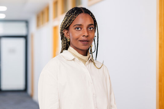 portrait photo of Jenny Oliveira Caldas