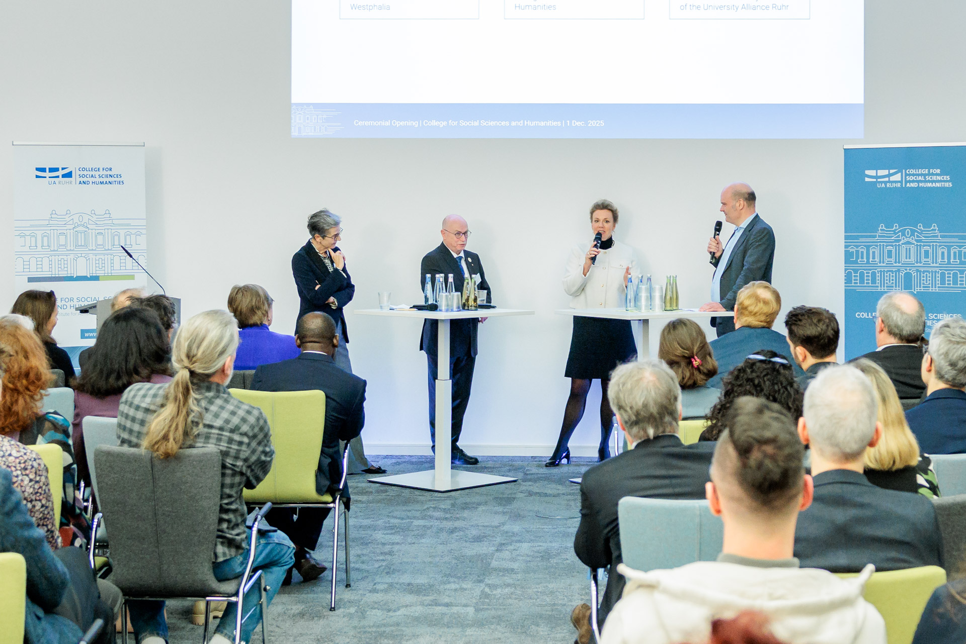 photo of the Round Table Talk: Prof. Julika Griem, Prof. Martin Stratmann, Ina Brandes, moderator Jan-Martin Wiarda