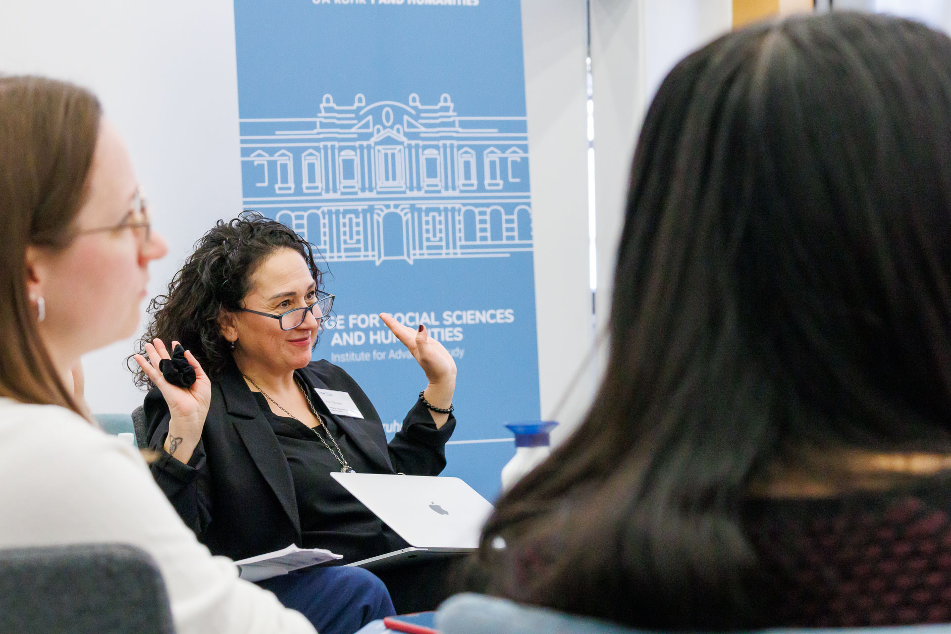 photo from the workshop 'Ethnic-Racial Socialisation', one participant gesturing